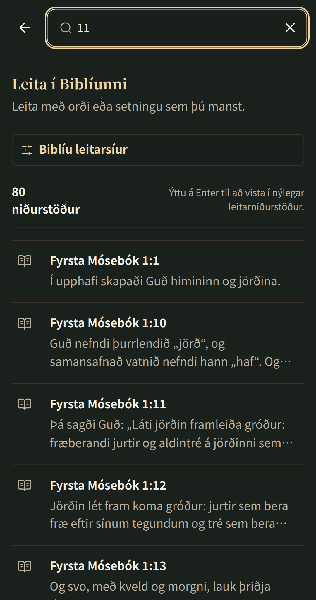 Einbeitt Biblíu-leit með niðurstöðum sem opnast í kaflanum sínum.