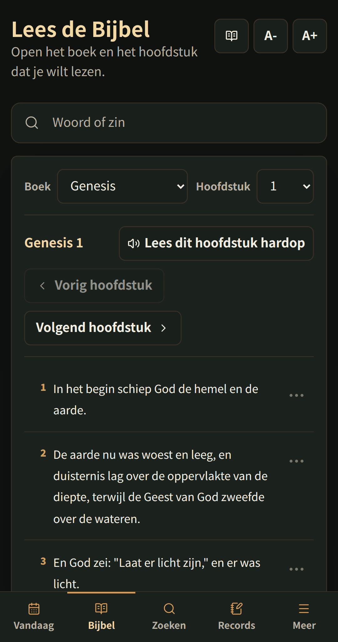 Bijbellezer die een hoofdstuk toont met duidelijke leesbediening.